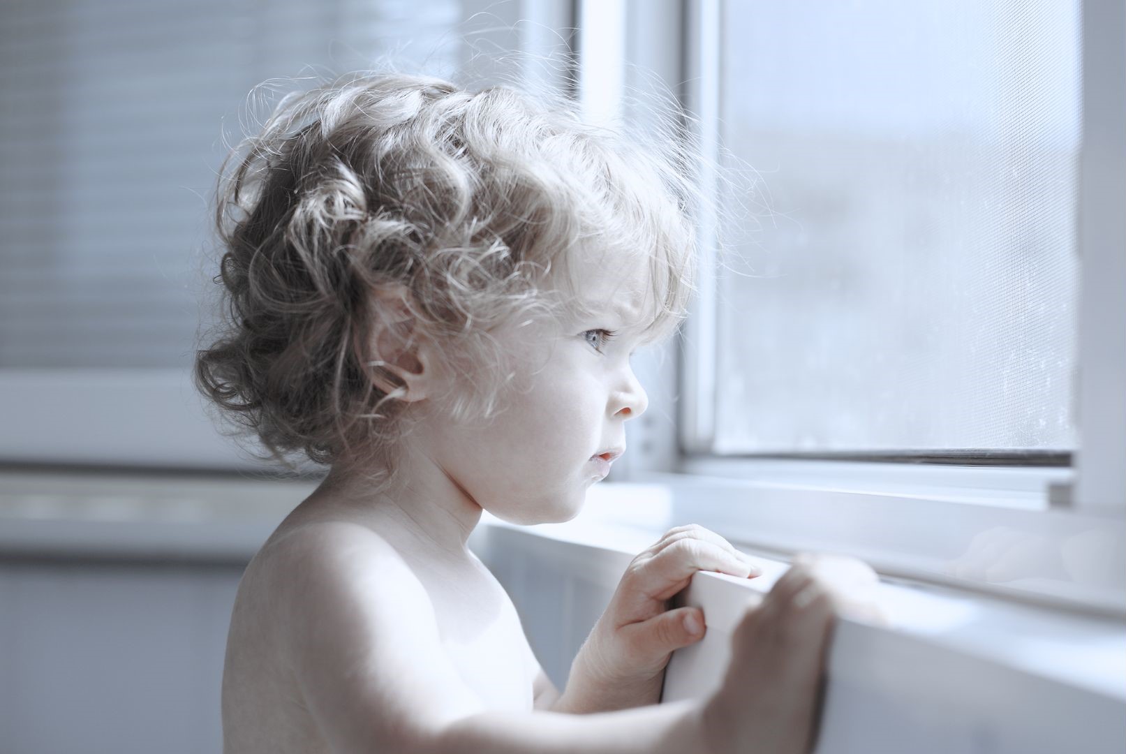 Не оставляйте детей без присмотра у открытых окон и балконов