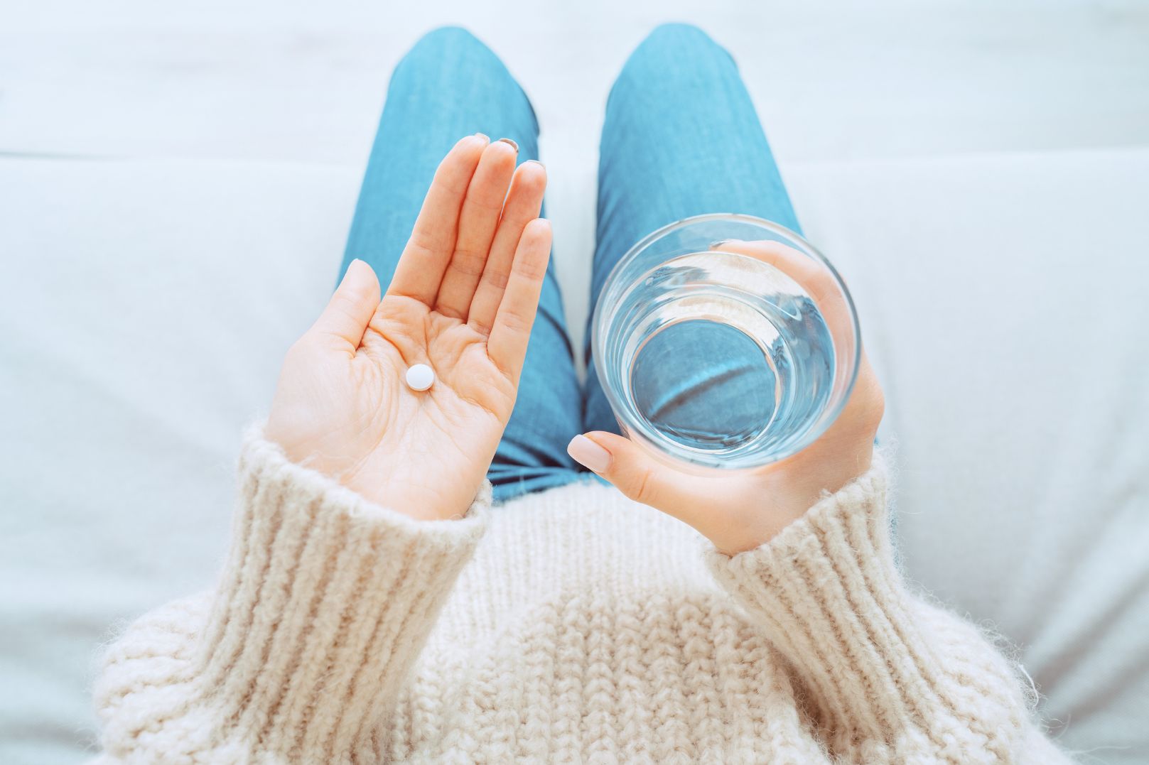 Безопасно и правильно запивать лекарства можно только водой 